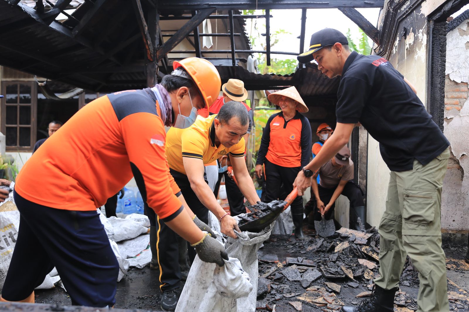 KLUNGKUNG, BALINEWS.ID – Wakil Bupati Klungkung, Tjokorda Gde Surya, turun langsung memimpin aksi gotong royong pembersihan puing-puing sisa kebakaran yang mel…