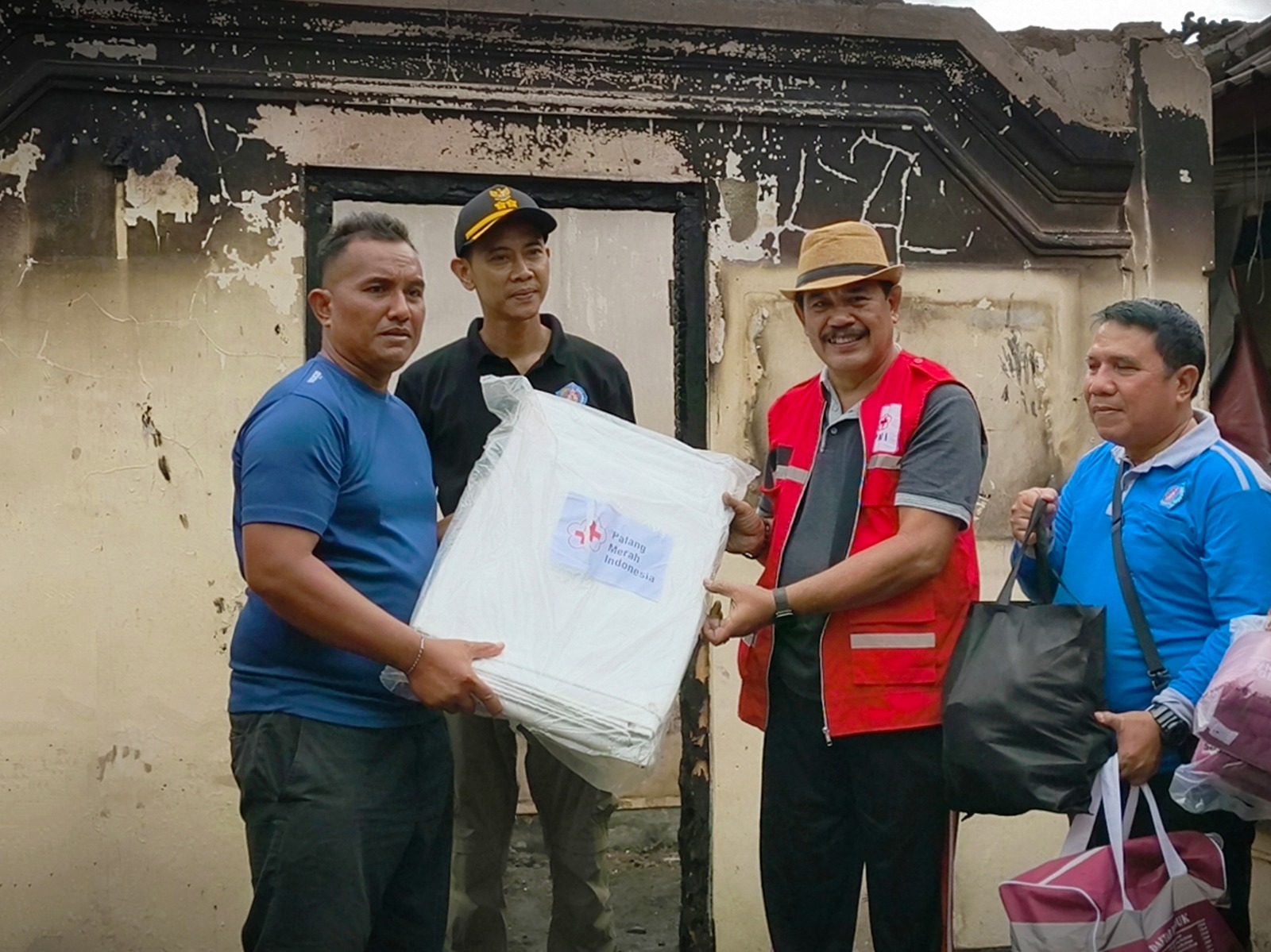 SEMARAPURA, BALINEWS.ID – PMI Kabupaten Klungkung bergerak cepat memberikan bantuan kemanusiaan pasca kebakaran yang meludeskan rumah milik I Wayan Suteja Buan…