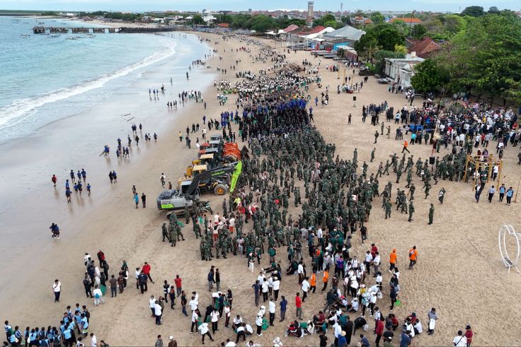 DENPASAR, BALINEWS.ID – Kementerian Lingkungan Hidup bersama Pemerintah Provinsi Bali mengajak asosiasi pariwisata, pelaku usaha, serta seluruh elemen masyarak…