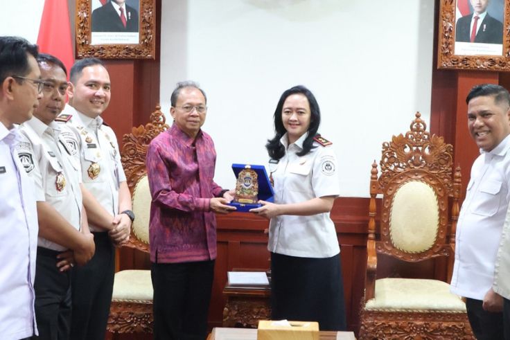 DENPASAR, BALINEWS.ID  – Gubernur Bali Wayan Koster menegaskan pentingnya peran Imigrasi dalam menjaga ketertiban dan kedaulatan hukum di Pulau Dewata, khususn…