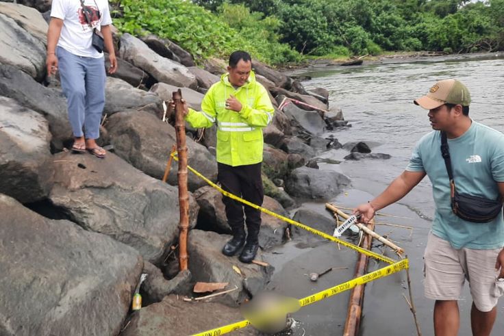 GIANYAR, BALINEWS.ID  – Penemuan potongan tubuh manusia menggegerkan warga kawasan Pantai Ketewel, tepatnya di Muara Sungai Wos, wilayah Banjar Keden, Desa Ket…