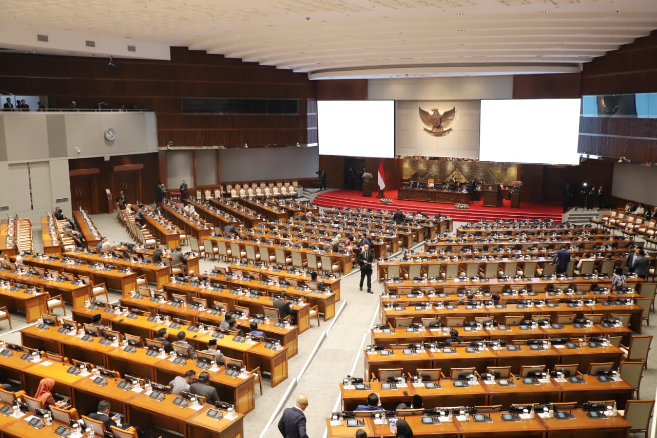 NASIONAL, BALINEWS.ID - Mahkamah Konstitusi (MK) memutuskan bahwa aturan mengenai pensiun bagi anggota DPR dan sejumlah pejabat negara dalam Undang-Undang Nomo…