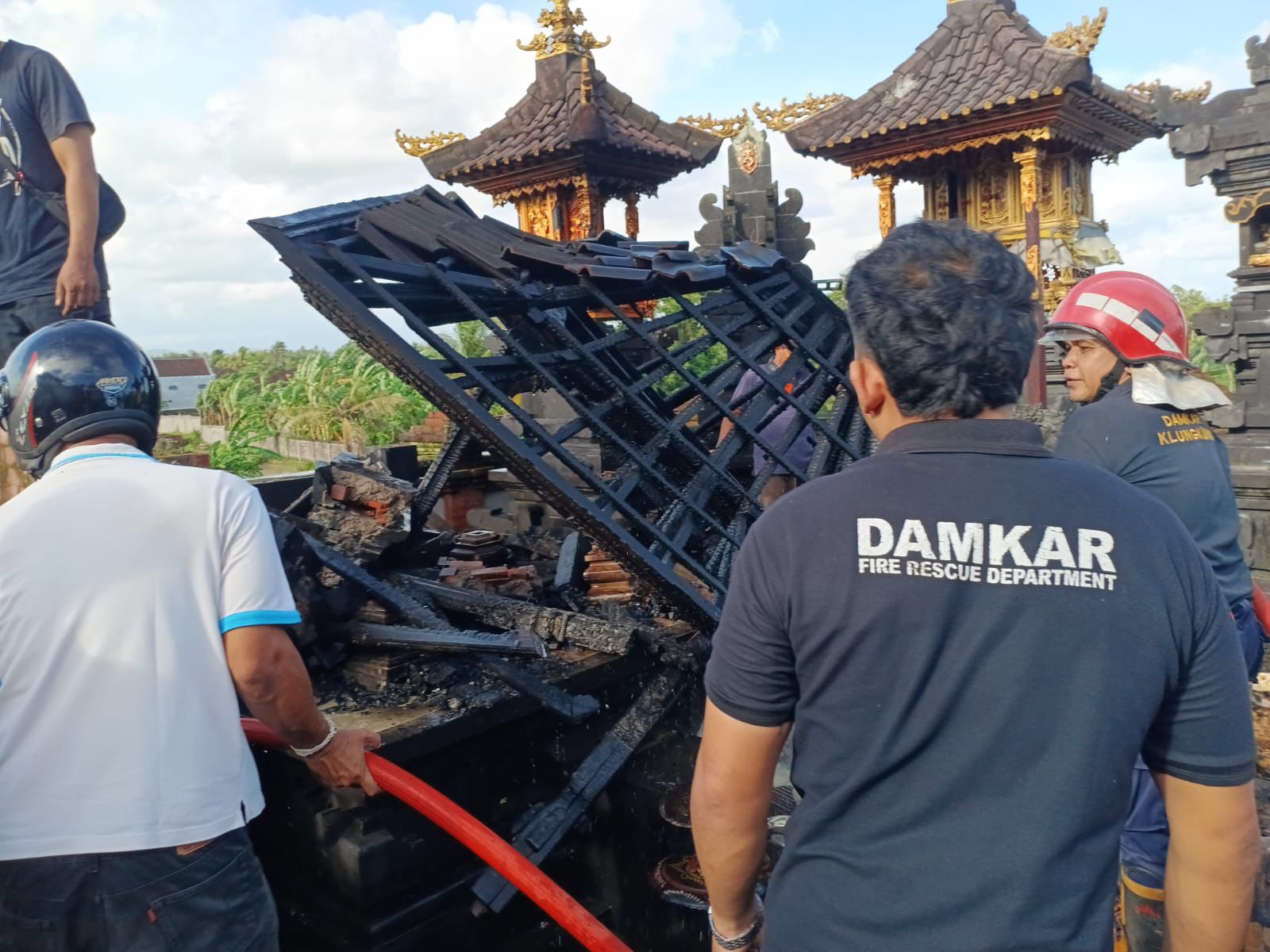 KLUNGKUNG, BALINEWS.ID —q Sebuah bangunan piyasan di merajan milik warga di Dusun Koripan Kangin, Desa Banjarangkan, Kecamatan Banjarangkan, Kabupaten Klungkun…
