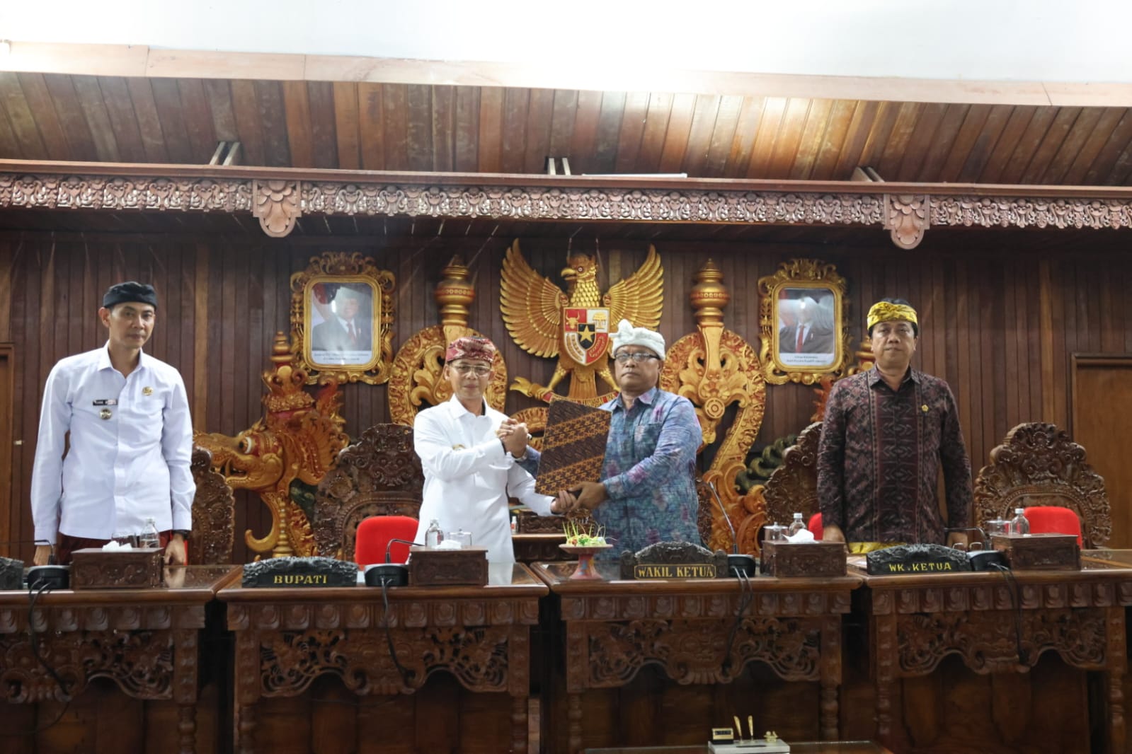 SEMARAPURA, BALINEWS.ID – Fraksi-fraksi di DPRD Kabupaten Klungkung menyampaikan sejumlah pandangan dan catatan terhadap tiga Rancangan Peraturan Daerah (Ranpe…