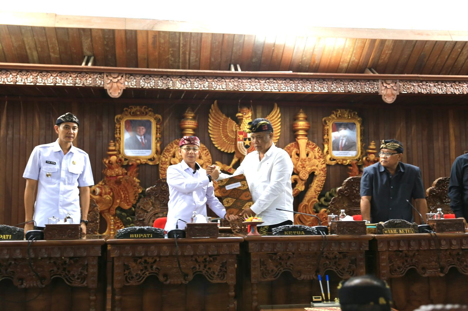 SEMARAPURA, BALIEXPRESS.ID — Seluruh fraksi di DPRD Kabupaten Klungkung menyatakan menerima dan menyetujui Rancangan Peraturan Daerah (Ranperda) tentang Peruba…