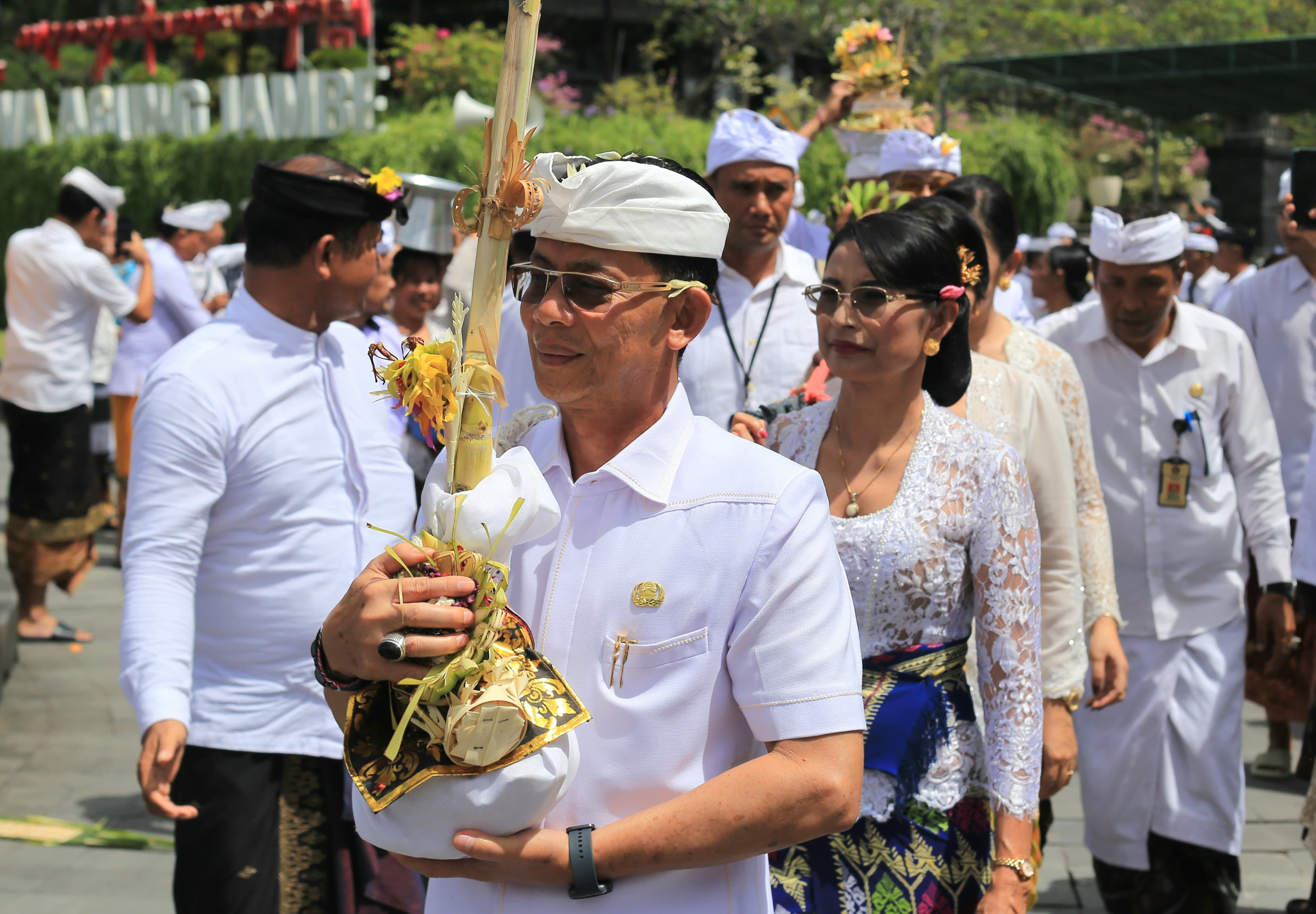 SEMARAPURA, BALIEXPRESS.ID - Pemerintah Kabupaten Klungkung menggelar Upacara Mepepada di Catus Pata Klungkung, Selasa (17/3/2026). Upacara ini merupakan ritua…