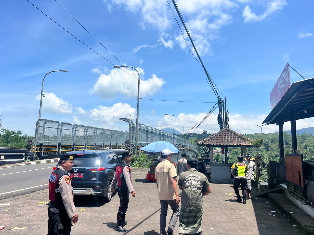 BADUNG, BALINEWS.ID — Kesiapsiagaan aparat kepolisian dan pemerintah kecamatan berhasil meredam potensi aksi bunuh diri di kawasan Jembatan Tukad Bangkung, Des…