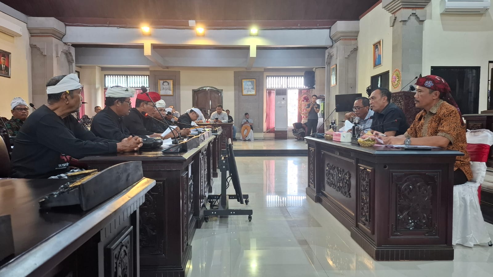 TABANAN, BALINEWS.ID – Ratusan krama Desa Sesandan, Kecamatan Penebel, mendatangi Kantor DPRD Tabanan, Jumat (27/3/2026), guna menyampaikan aspirasi terkait po…