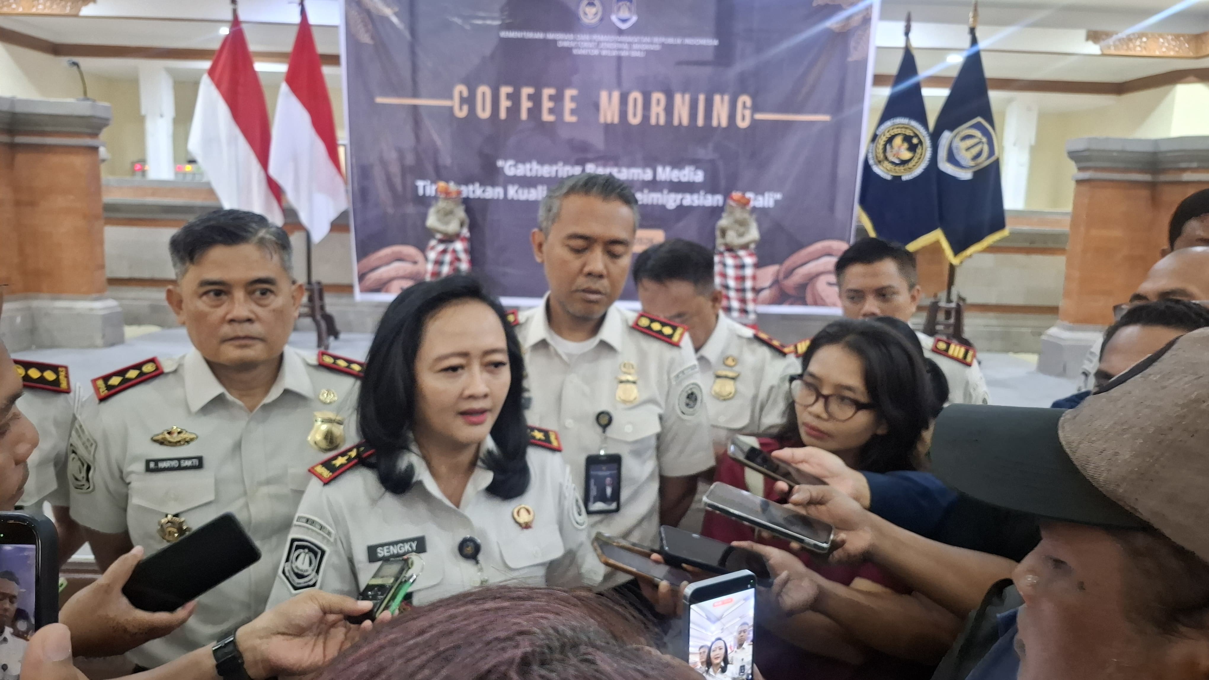DENPASAR, BALINEWS.ID - Menyikapi maraknya pelanggaran yang melibatkan warga negara asing (WNA) di Bali, Kantor Wilayah Direktorat Jenderal Imigrasi Bali menyi…