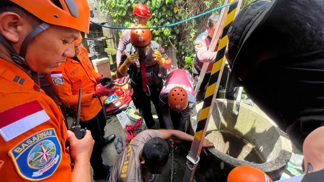 DENPASAR, BALINEWS.ID - Seorang warga dilaporkan terjatuh ke dalam sumur di wilayah Jalan Antasura, Gang Teratai, Desa Peguyangan, Kecamatan Denpasar Utara, Ko…