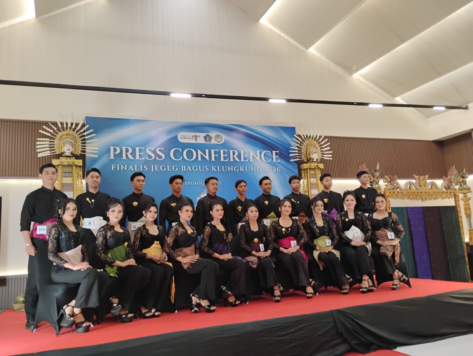 SEMARAPURA, BALINEWS.ID – Sebanyak 10 pasang finalis Jegeg Bagus Klungkung 2026 tampil percaya diri saat memaparkan advokasi dalam kegiatan press conference ya…