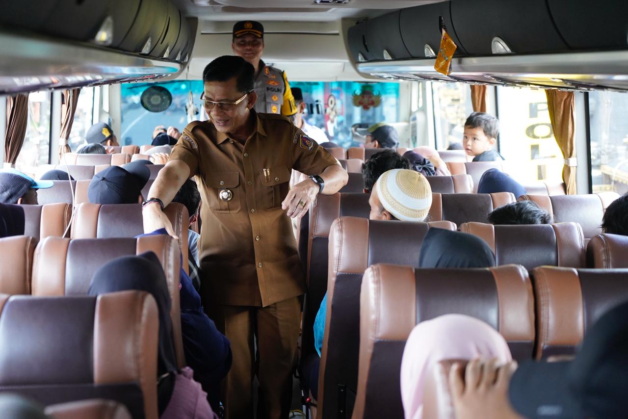 KLUNGKUNG, BALINEWS.ID – Bupati Klungkung, I Made Satria secara resmi melepas peserta program mudik gratis yang digelar Polres Klungkung di depan Mapolres Klun…