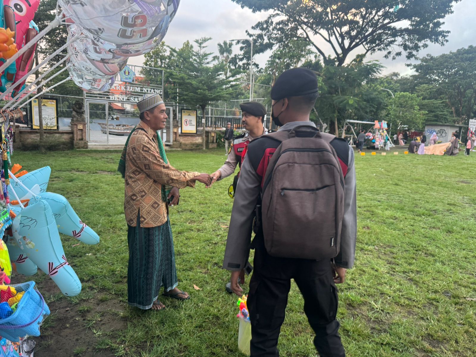 DENPASAR, BALINEWS.ID – Pelaksanaan Salat Idul Fitri di Lapangan Lumintang, Denpasar, Sabtu (21/3/2026) pagi, berlangsung aman, tertib, dan lancar di bawah pen…