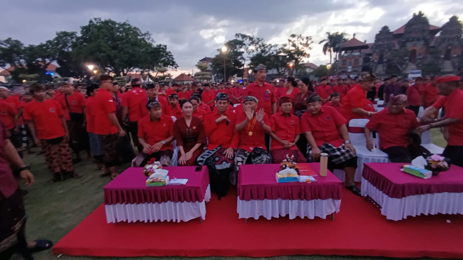 GIANYAR, BALINEWS.ID – Konsolidasi organisasi Partai Demokrasi Indonesia Perjuangan (PDIP) di Kabupaten Gianyar semakin diperkuat dengan dikukuhkannya 3.298 pe…