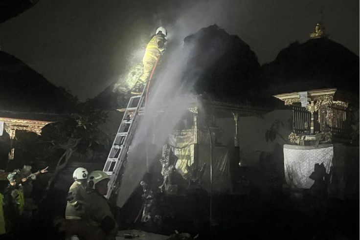 BADUNG, BALINEWS.ID – Kebakaran melanda Pura Kawitan Ki Gusti Celuk yang berlokasi di Lingkungan Dukuh Kembang, Kelurahan Kapal, Kecamatan Mengwi, Kabupaten Ba…