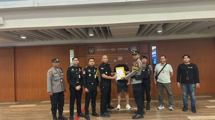 DENPASAR, BALINEWS.ID - Imigrasi Kelas I Khusus TPI Ngurah Rai kembali memperlihatkan ketegasan mereka dalam menjaga keamanan pintu masuk Indonesia. Kali ini, …