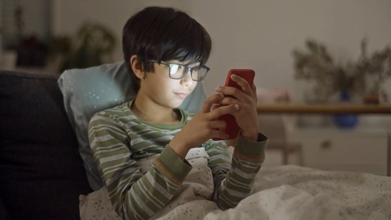 NASIONAL, BALINEWS.ID - Pemerintah akhirnya mengeluarkan peraturan untuk menonaktifkan akun platform digital milik anak-anak.  Kebijakan ini disampaikan oleh M…