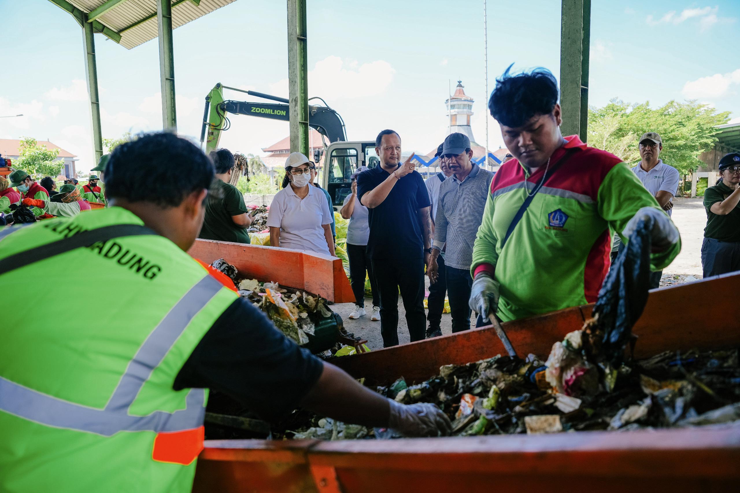 BADUNG, BALINEWS.ID – Wakil Bupati Badung, Bagus Alit Sucipta, meninjau langsung operasional Tempat Pengolahan Sampah Terpadu (TPST) Mengwitani, Minggu (12/4),…