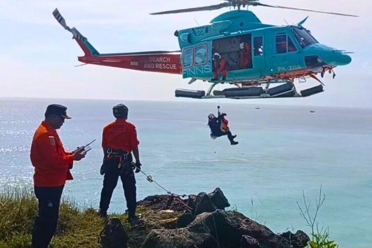 BADUNG, BALINEWS.ID - Dua warga negara asing asal Rusia dilaporkan terjebak di bawah tebing Pantai Cemongkak, Desa Pecatu, Kecamatan Kuta Selatan, Kamis (23/4/…