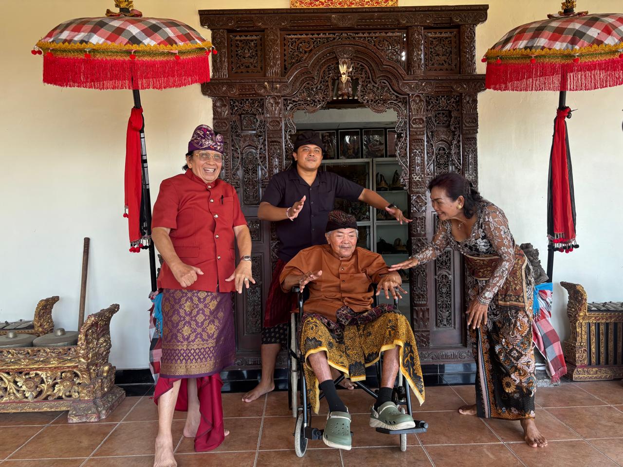 GIANYAR, BALINEWS.ID – Usia senja tak meredupkan semangat berkesenian seorang maestro tari Bali, I Made Djimat. Meski kini lebih banyak beraktivitas menggunaka…