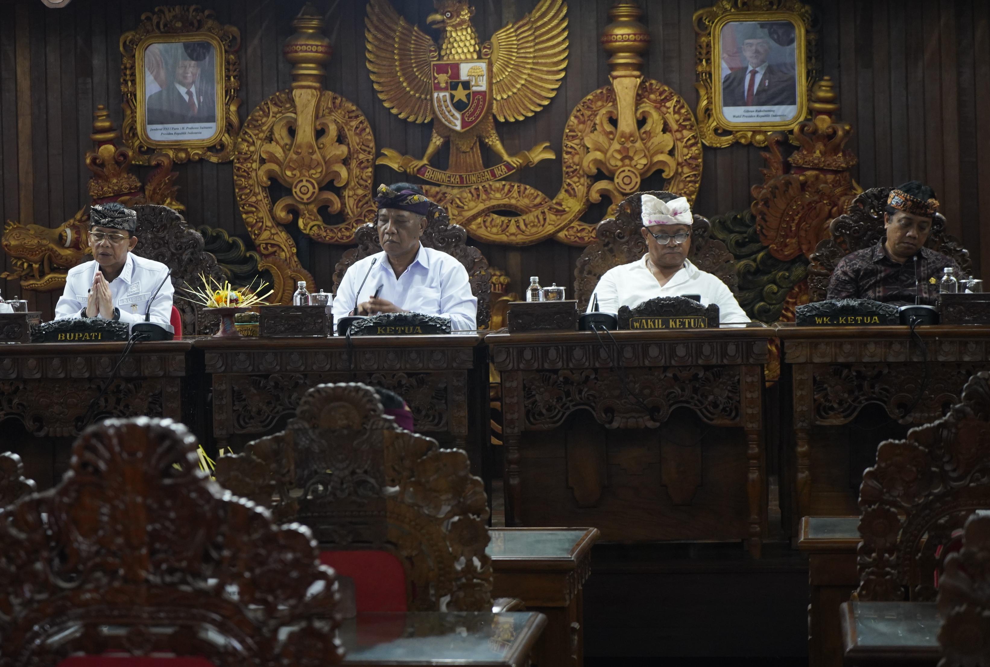 KLUNGKUNG, BALINEWS.ID – DPRD Kabupaten Klungkung menyampaikan jawaban atas pemandangan umum Bupati Klungkung terhadap tiga Rancangan Peraturan Daerah (Ranperd…