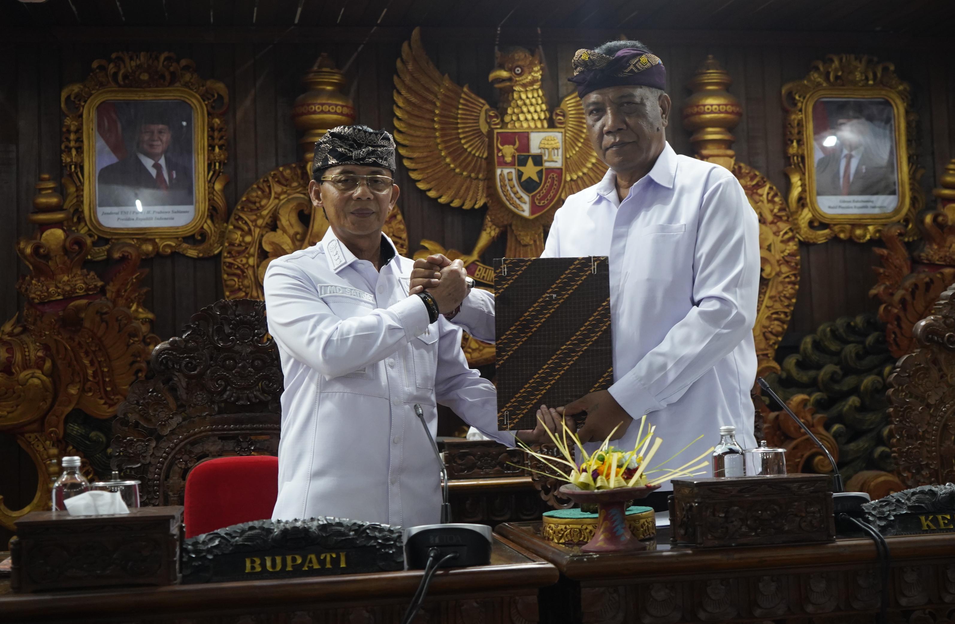 KLUNGKUNG, BALINEWS.ID – Ketua DPRD Kabupaten Klungkung, Anak Agung Gde Anom, memimpin rapat paripurna dengan agenda penyampaian pemandangan umum Bupati terhad…