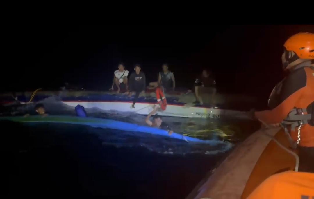 KLUNGKUNG, BALINEWS.ID – Kecelakaan laut terjadi di perairan Nusa Lembongan, Kabupaten Klungkung, Selasa (14/4/2026) malam. Sebuah perahu nelayan yang mengangk…
