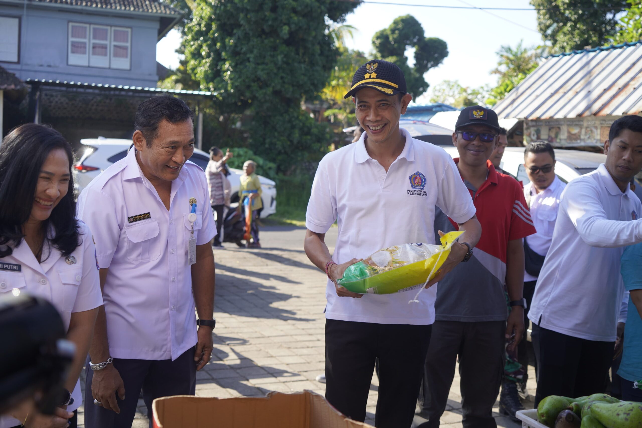 KLUNGKUNG, BALINEWS.ID – Pemerintah Provinsi Bali menggelar pasar murah di Balai Desa Nyalian, Kecamatan Banjarangkan, Kabupaten Klungkung, Rabu (15/4/2026). K…