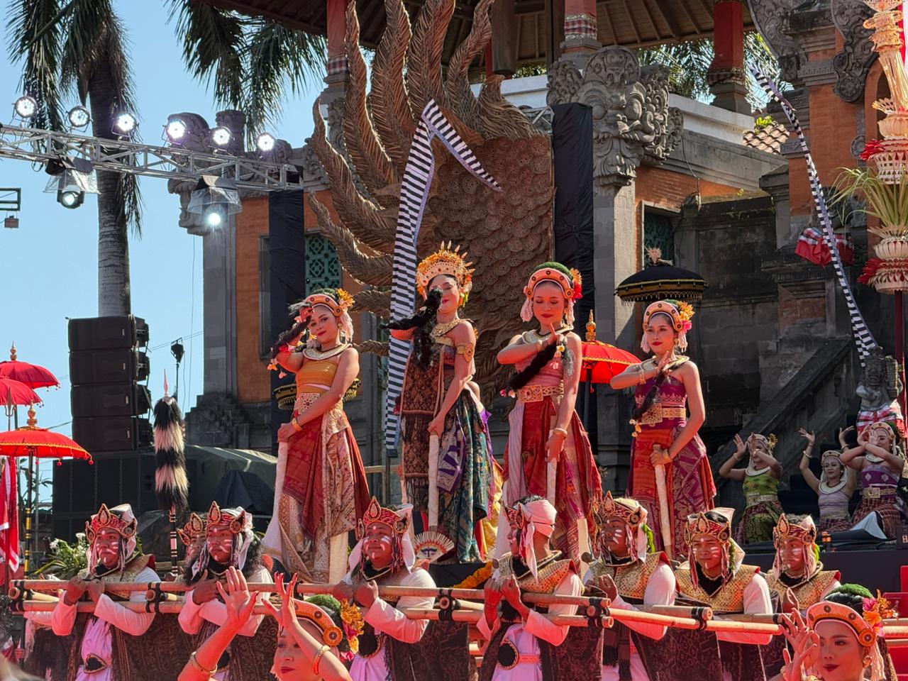 GIANYAR, BALINEWS.ID – Puncak rangkaian Pekan Budaya Gianyar dalam peringatan HUT ke-255 Kota Gianyar berlangsung meriah melalui Pawai Budaya yang digelar, Jum…