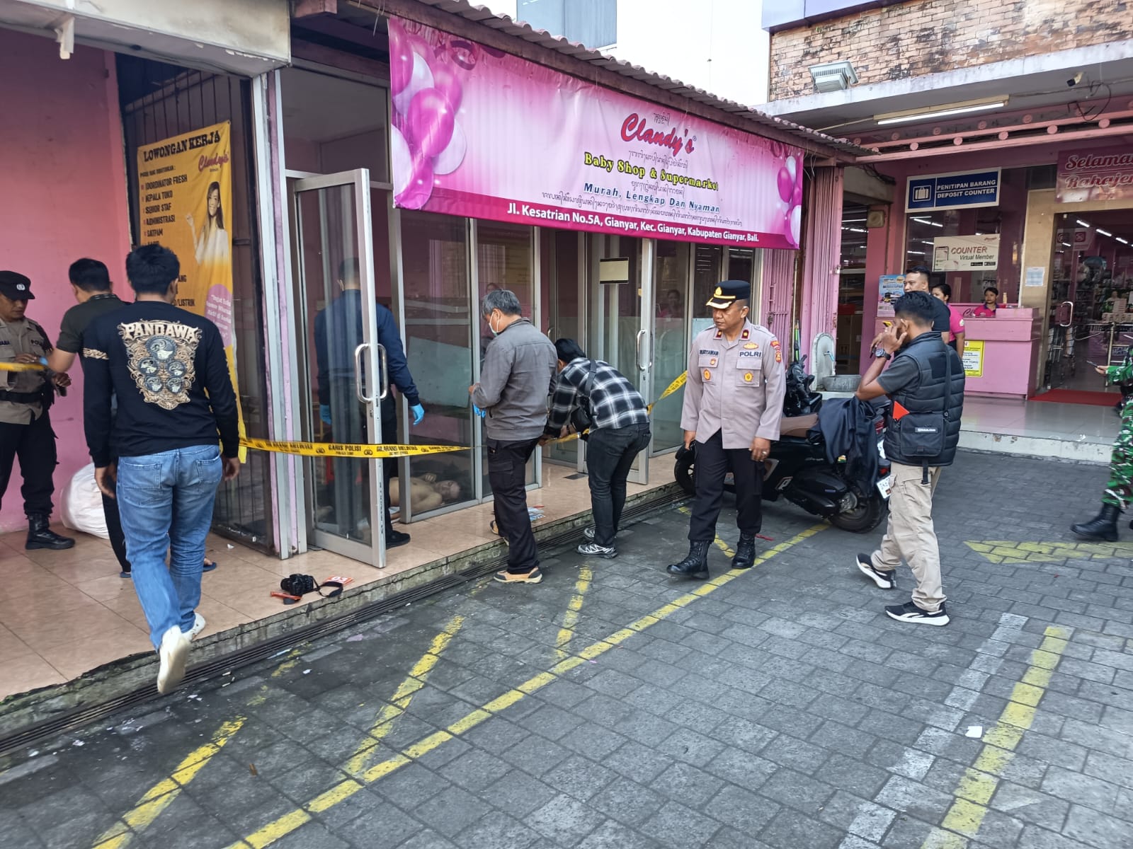 GIANYAR, BALINEWS.ID – Aparat kepolisian dari Polsek Gianyar mendatangi lokasi penemuan seorang pria yang ditemukan meninggal dunia di ruang istirahat karyawan…