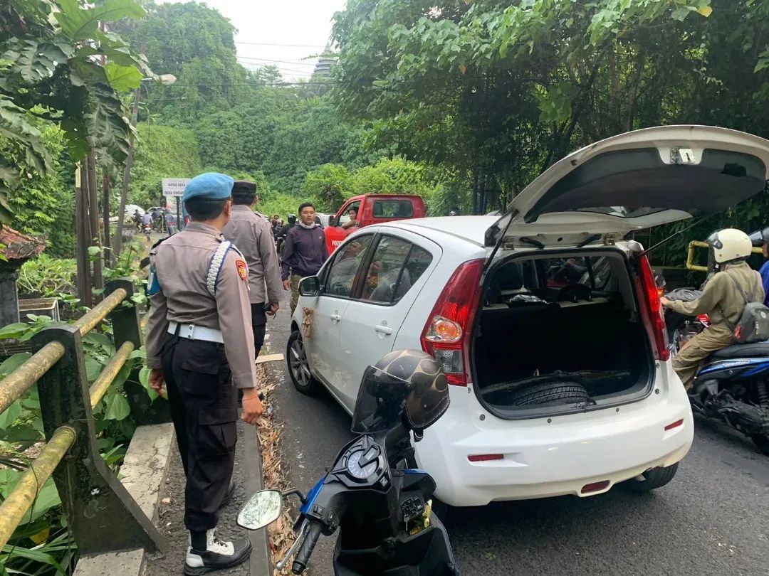 GIANYAR, BALINEWS.ID – Kemacetan lalu lintas di kawasan Jembatan Jagaraga, Banjar Penida, Desa Batuan, Kecamatan Sukawati, berhasil diurai berkat respons cepat…