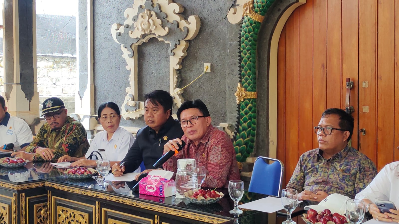 JEMBRANA, BALINEWS.ID - Panitia Khusus Tata Ruang, Aset, dan Perizinan (Pansus TRAP) DPRD Provinsi Bali menemukan kejanggalan dalam sidak dugaan tukar guling l…