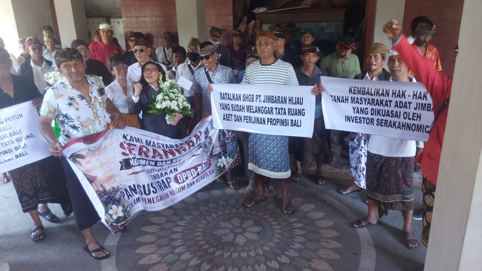 DENPASAR,  BALINEWS.ID – Puluhan warga dari Serangan dan Jimbaran mendatangi Kantor DPRD Bali, Jumat (24/4/2026) siang. Mereka membawa mawar putih dan aneka bu…