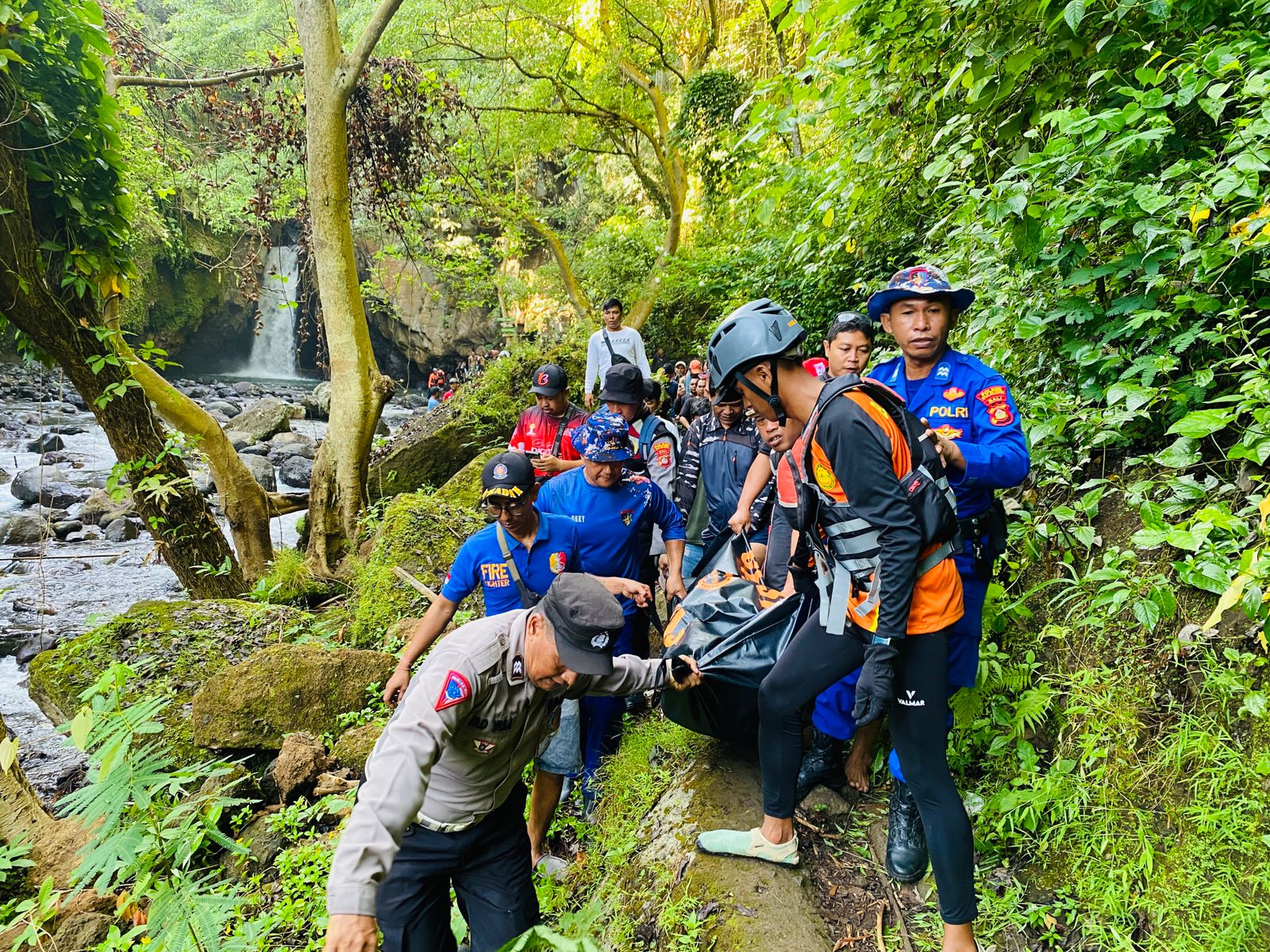 SINGARAJA, BALINEWS.ID – Setelah dilakukan pencarian selama dua hari, korban tenggelam di kawasan Air Terjun Tembok Barak, Sambungan, Buleleng, akhirnya ditemu…