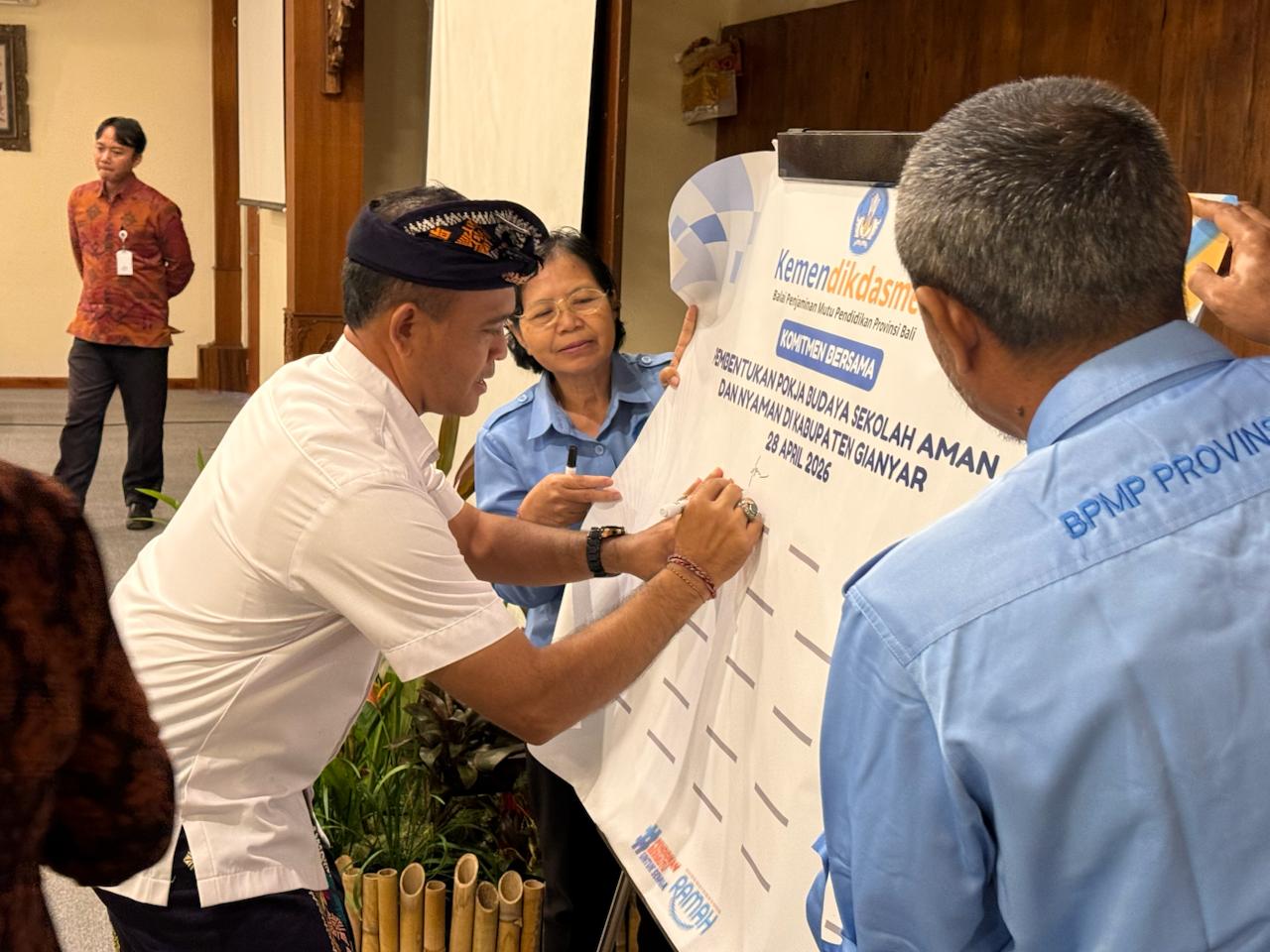 GIANYAR, BALINEWS.ID – Upaya menciptakan lingkungan pendidikan yang aman dan kondusif terus diperkuat Pemerintah Kabupaten Gianyar. Bersama Balai Penjaminan Mu…