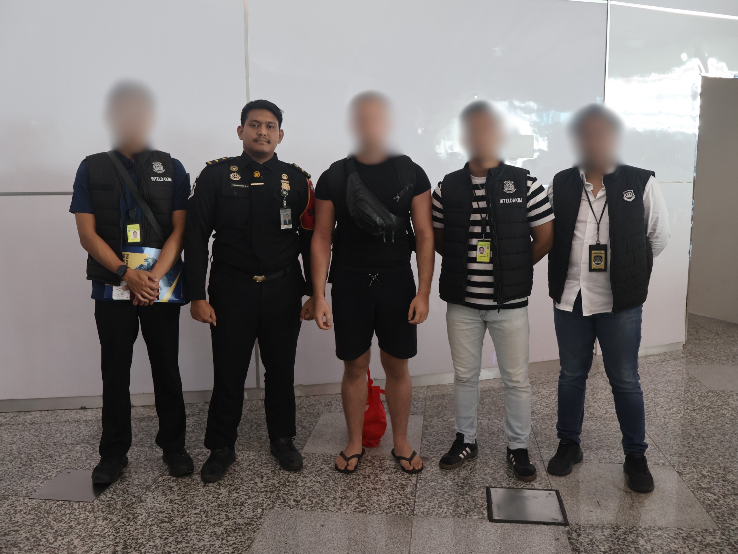 BADUNG, BALINEWS.ID – Kantor Imigrasi Ngurah Rai mendeportasi seorang warga negara Italia berinisial GI (24) setelah videonya viral di media sosial karena mela…
