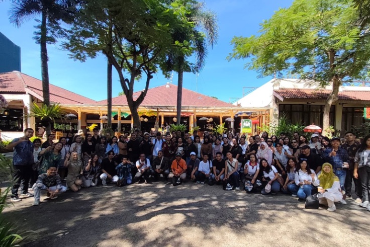 GIANYAR, BALINEWS.ID  – Suasana berbeda terasa di kawasan Bali Safari & Marine Park pada Sabtu pagi (11/4/2026). Ratusan pelaku industri pariwisata berkumpul d…