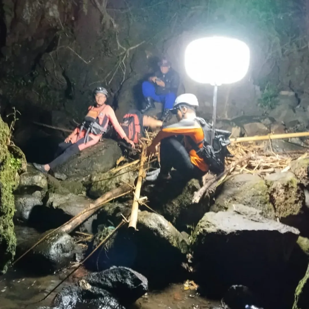 BULELENG, BALINEWS.ID - Seorang wisatawan dilaporkan tenggelam di kawasan Air Terjun Tembok Barak, Desa Sambangan, Kecamatan Sukasada, Kabupaten Buleleng, Sabt…