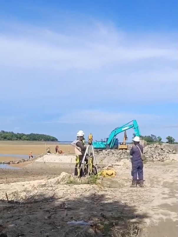 DENPASAR, BALINEWS.ID – Aktivitas proyek pelebaran jalan dan pengurukan di kawasan pohon Mangrove yang sebelumnya dibabat, kembali beroperasi pada Selasa (28/4…