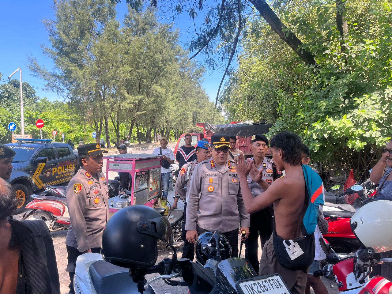 DENPASAR, BALINEWS.ID – Menyikapi viralnya video di media sosial terkait aksi sopir truk yang diduga memaksa masuk ke Tempat Pembuangan Akhir (TPA) Suwung, Kap…