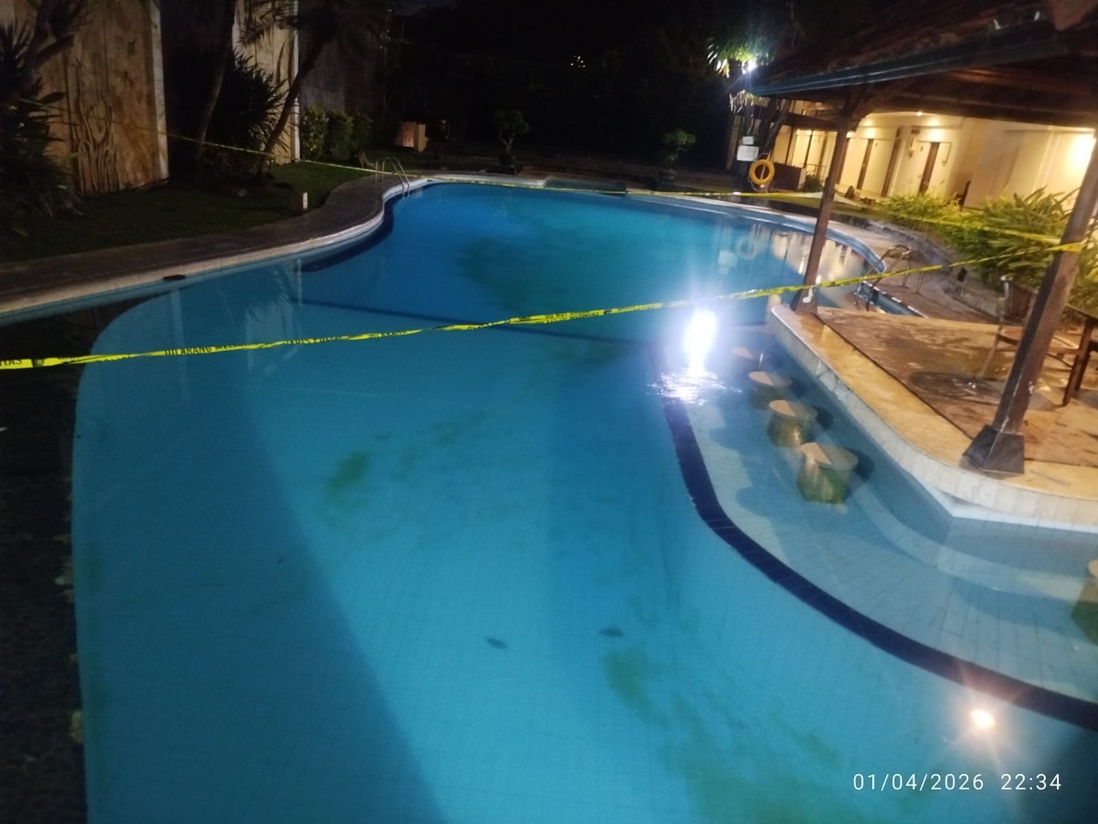 DENPASAR, BALINEWS.ID - Seorang remaja asal India berinisial SA (14) ditemukan meninggal dunia di kolam renang sebuah hotel yang berlokasi di Jalan Bypass Ngur…