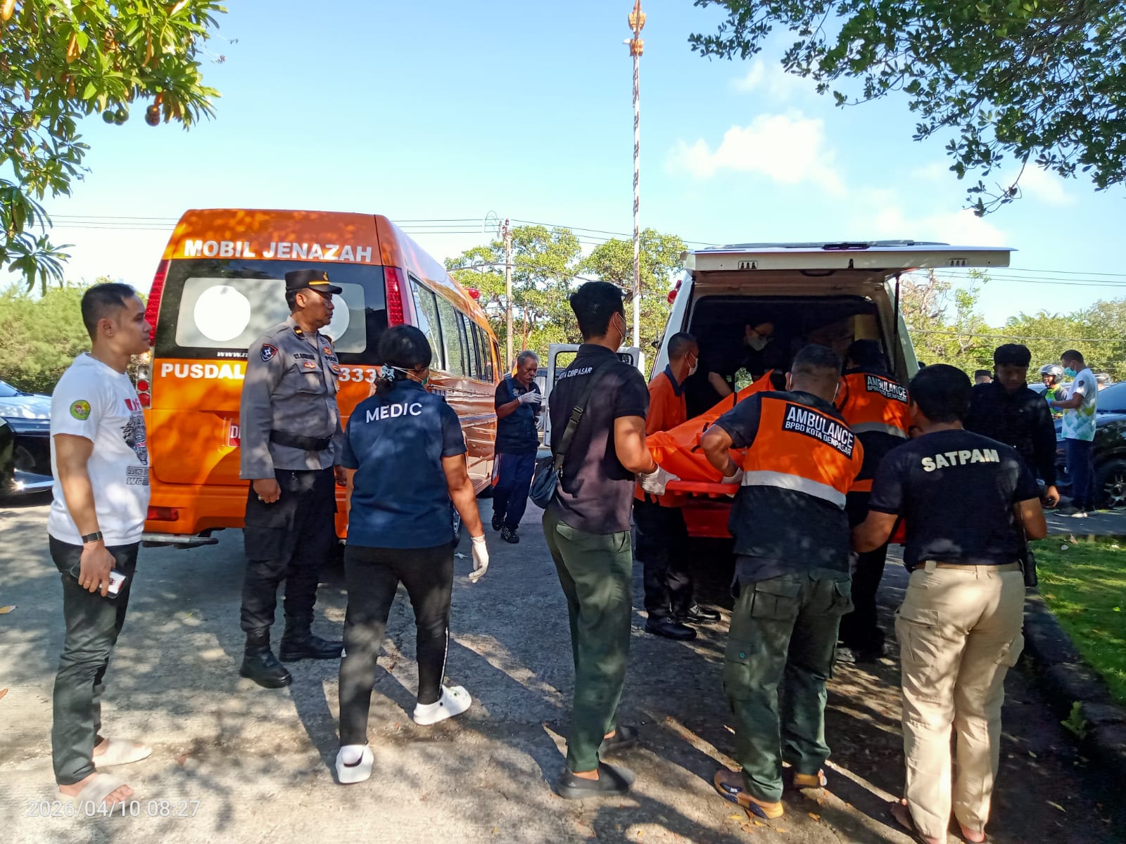 DENPASAR, BALINEWS.ID – Peristiwa penganiayaan brutal yang berujung kematian terjadi di Jalan Raya Pelabuhan Benoa, Jumat (10/4/2026) dini hari. Dua pria dilap…