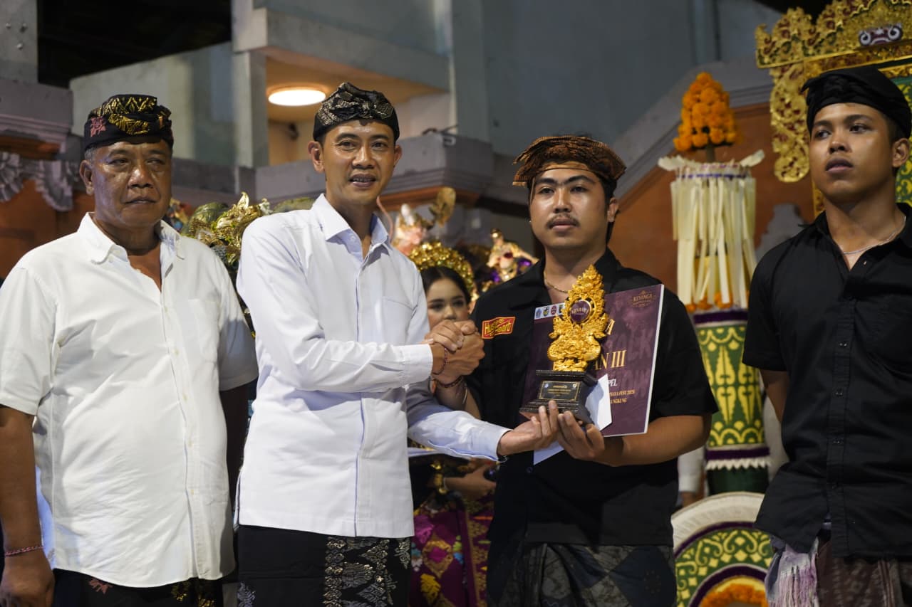 SEMARAPURA, BALINEWS.ID  – Rangkaian Kesanga Mahotsava Fest 2026 resmi ditutup oleh Wakil Bupati Klungkung, Tjokorda Gde Surya Putra, Minggu (12/4/2026), di Ba…