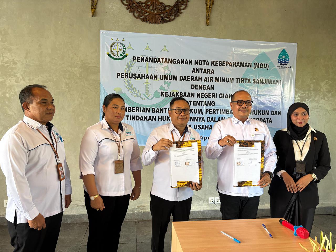 GIANYAR, BALINEWS.ID  – Perusahaan Umum Daerah (Perumda) Air Minum Tirta Sanjiwani resmi menjalin kerja sama dengan Kejaksaan Negeri (Kejari) Gianyar melalui p…