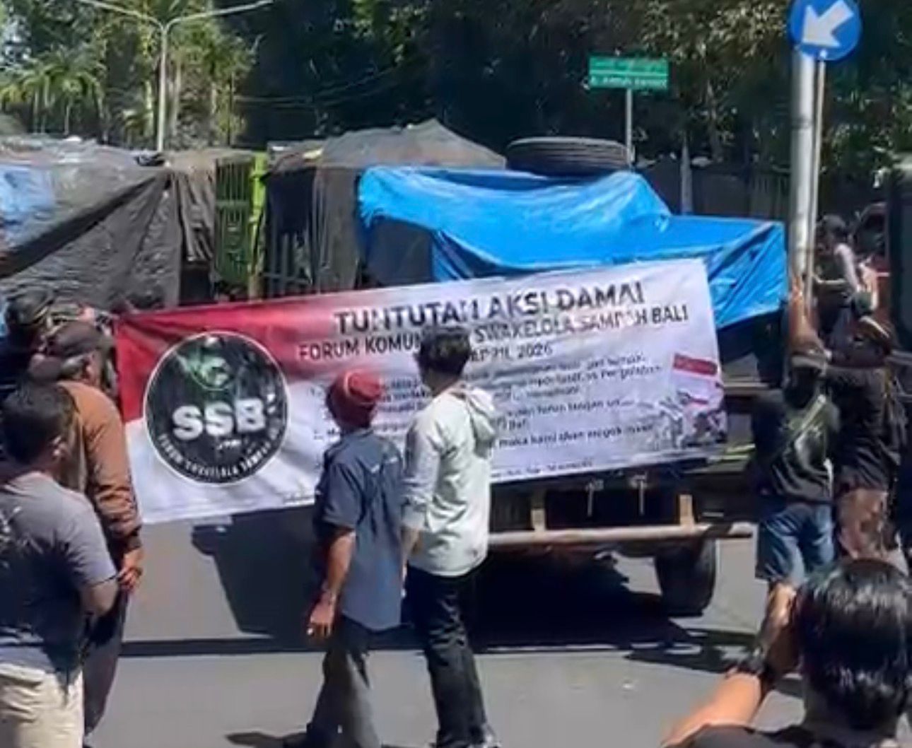 DENPASAR, BALINEWS.ID – Persoalan sampah di Bali kembali menjadi sorotan setelah ratusan armada pengangkut sampah yang tergabung dalam Forum Komunikasi Swakelo…