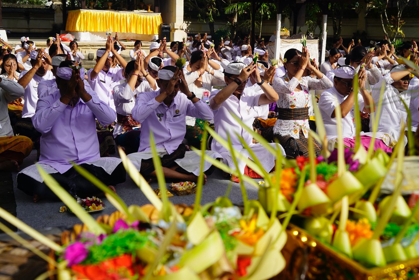 SEMARAPURA, BALINEWS.ID – Pemerintah Kabupaten Klungkung menggelar persembahyangan bersama di Pura Jagatnatha Klungkung, Kamis (23/4/2026), sebagai rangkaian p…