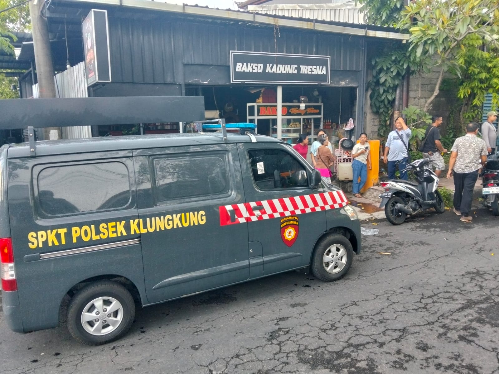 KLUNGKUNG, BALINEWS.ID - Seorang pria dilaporkan mengamuk di depan Warung Bakso Kadung Tresna, Jalan Kecubung, Kelurahan Semarapura Kelod, Rabu (22/4/2026) sia…