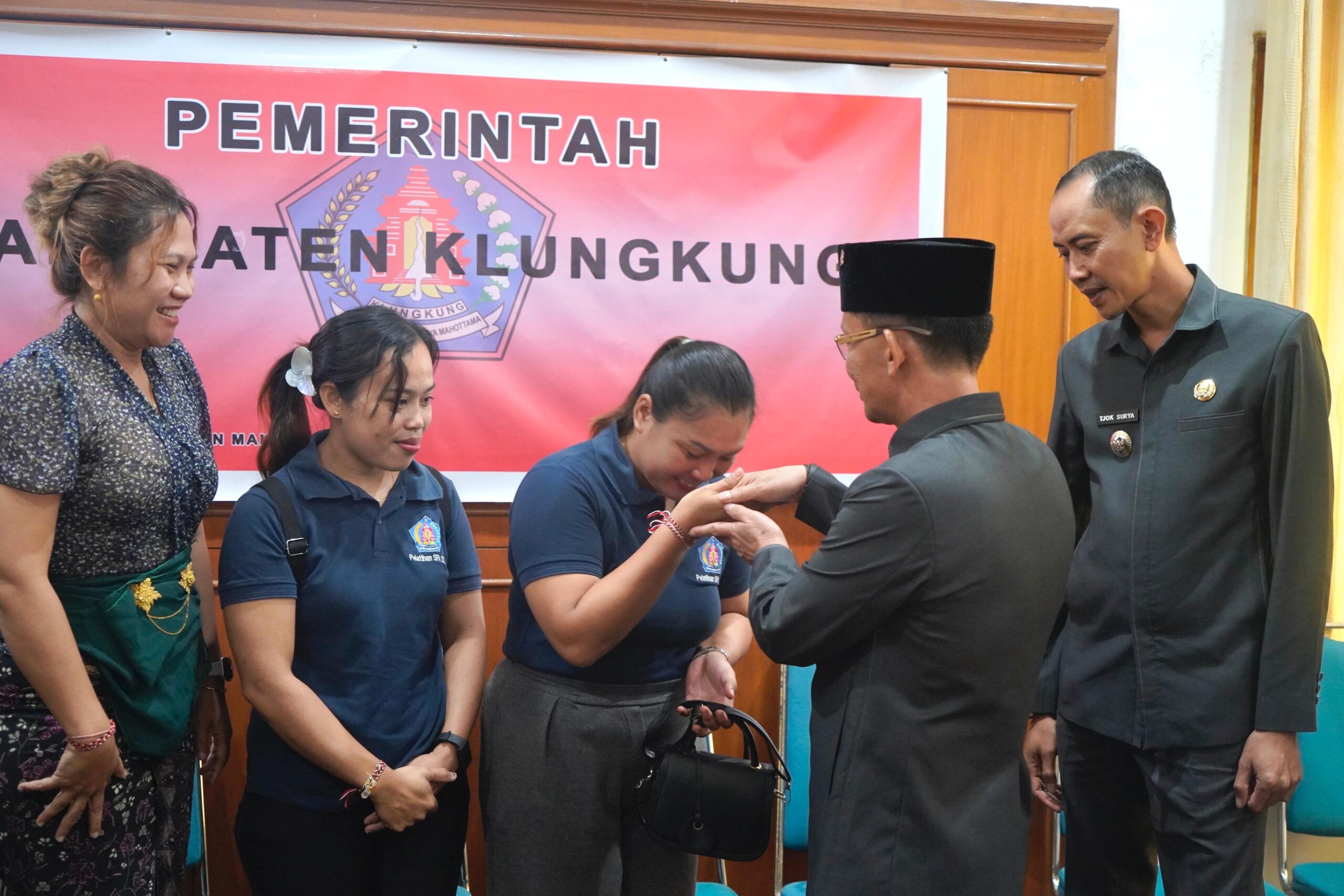 KLUNGKUNG, BALINEWS.ID – Pemerintah Kabupaten Klungkung kembali menunjukkan komitmennya dalam mendorong kemandirian ekonomi masyarakat melalui pemberangkatan p…
