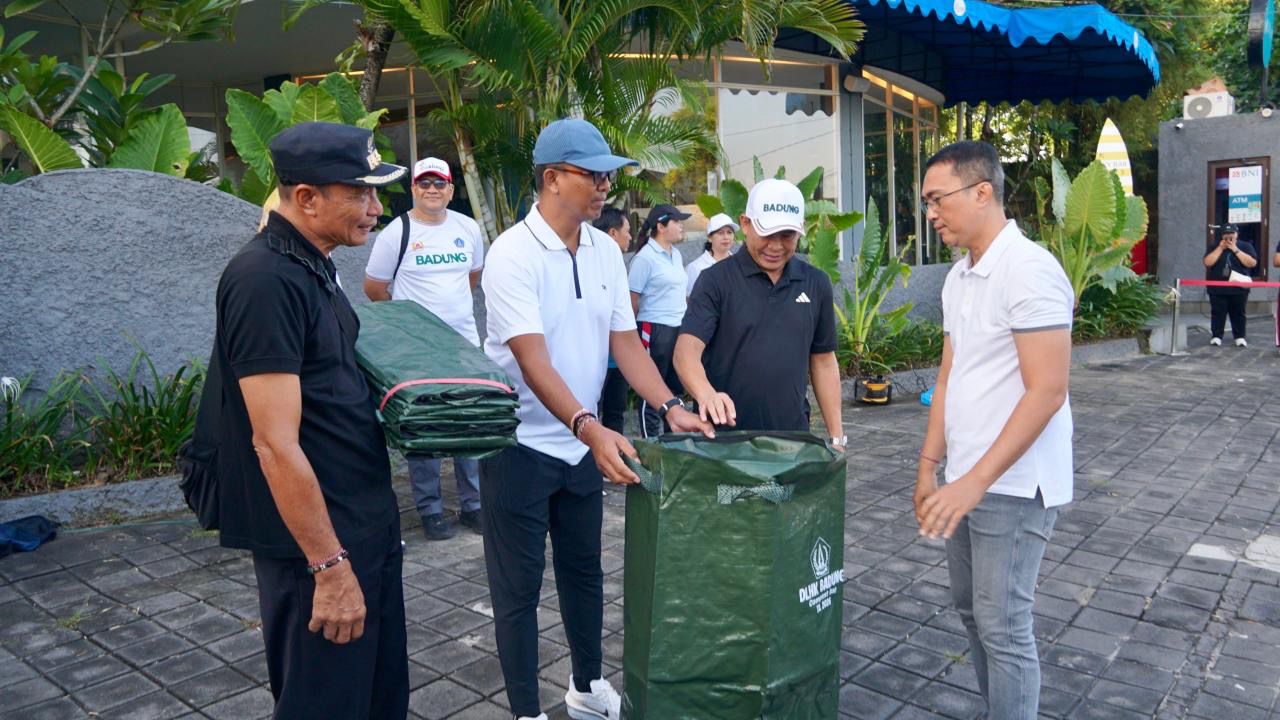 BADUNG, BALINEWS.ID – Pemerintah Kabupaten Badung memperketat pengawasan terhadap Pengelolaan Sampah Berbasis Sumber (PSBS) dengan menyasar sektor hotel, resto…