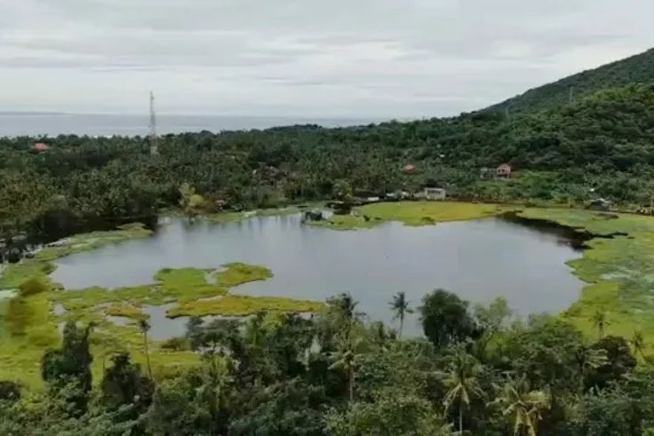 DENPASAR, BALINEWS.ID – Setelah bertahun-tahun tertutup gulma dan enceng gondok hingga menyerupai daratan, kawasan Yeh Malet di Desa Antiga Kelod, Kabupaten Ka…